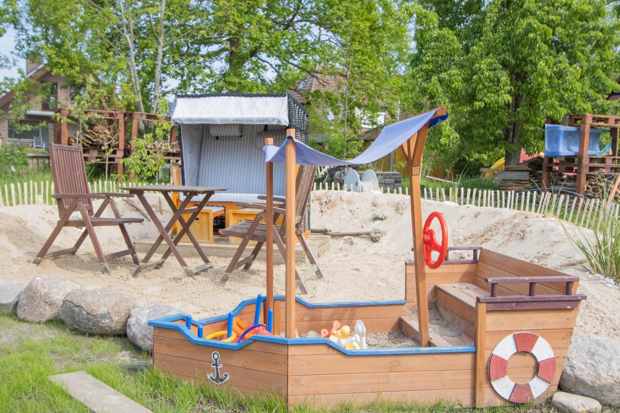 Hostel Oder Ferienwohnung 1-16 Personen Im Blauen Haus Fehmarn Kültér fotó